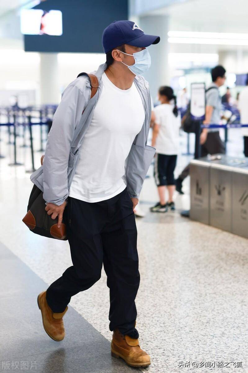 吴京身穿淡蓝色衬衫现身上海虹桥机场