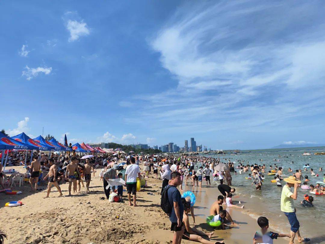 除了中海龙虎滩旅游区和黄金海岸沙滩,北山湾公共泳场同样人潮涌动,有