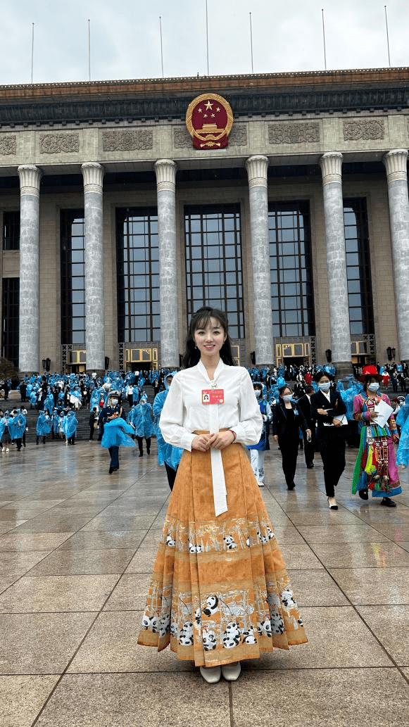 当选为团十九大代表的汉服老板"小万姑娘":让传统文化"扬帆出海"_万洁