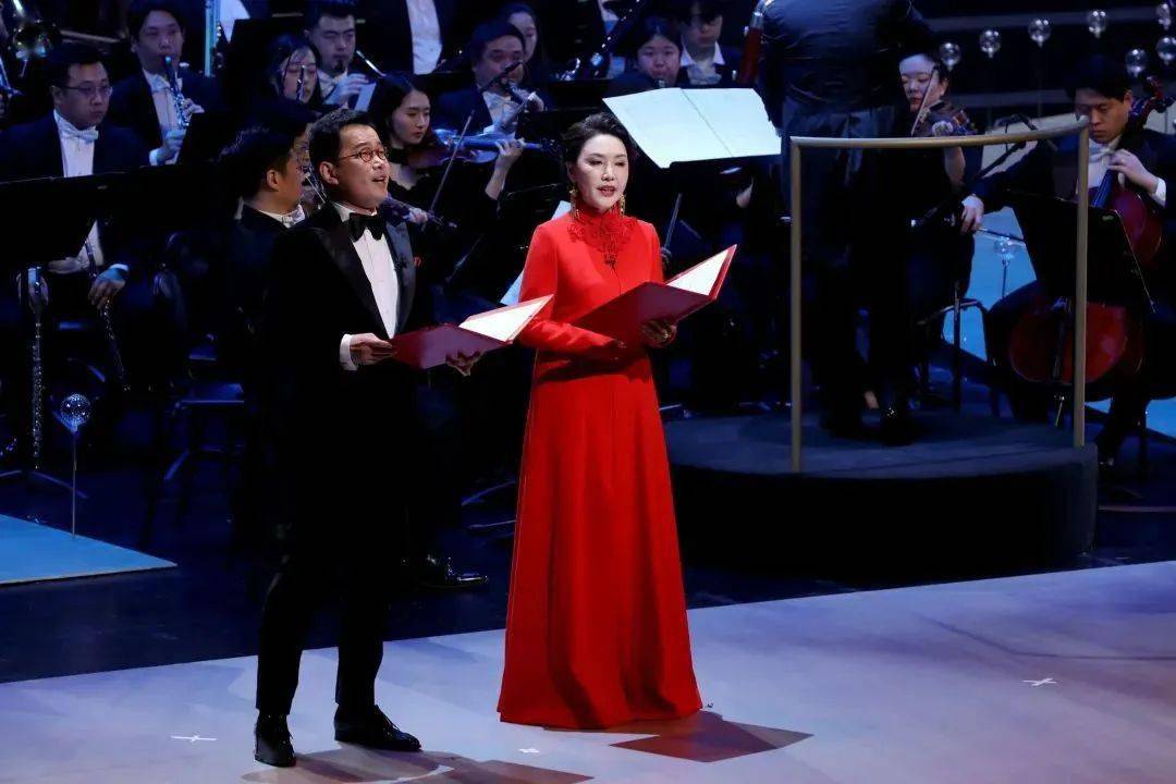 方琼,石倚洁,沈洋,韩蓬,徐晓英,董芳,于浩磊,熊郁菲等歌唱家担任领唱