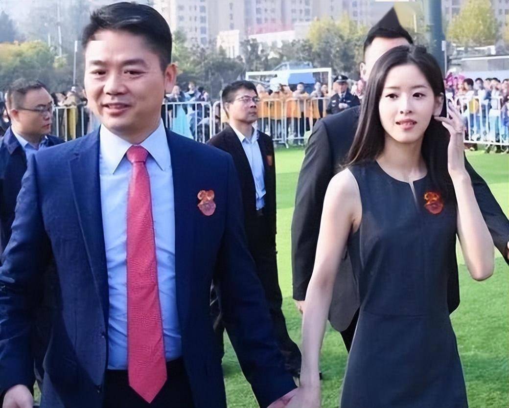 龚小京打扮成熟端庄自信,两人站一起很有夫妻相_连衣裙_经典_效果