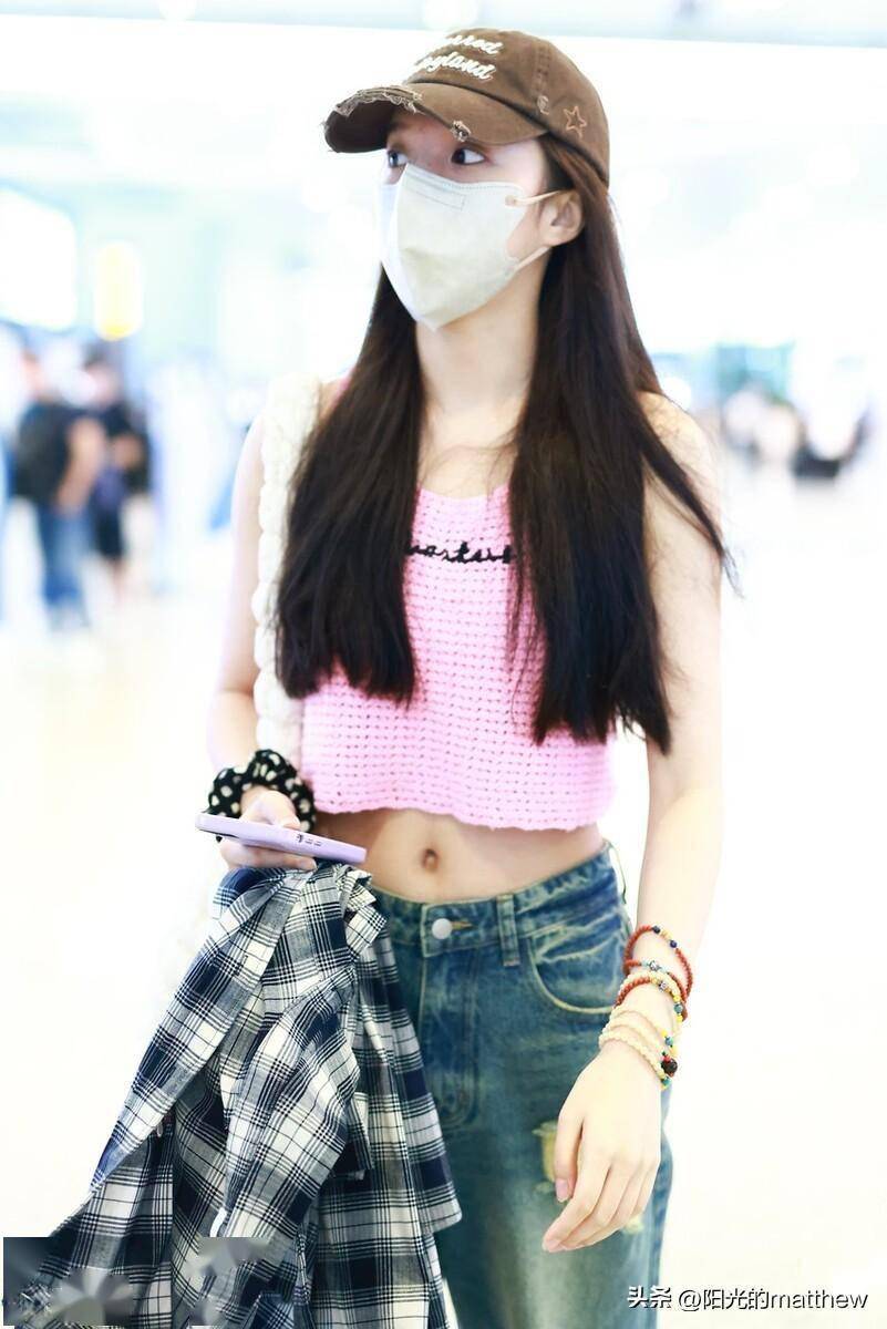 苏晓彤现身上海机场,身穿露脐粉色无袖线衫青春活力