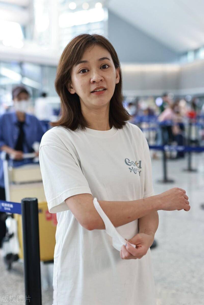 陈意涵街拍:白色体恤黑色裙子休闲潇洒_湖南_长沙_机场