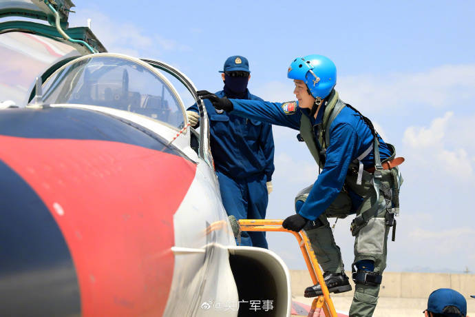 新一批飞行学员完成首次单飞_大学_王海灵_组织