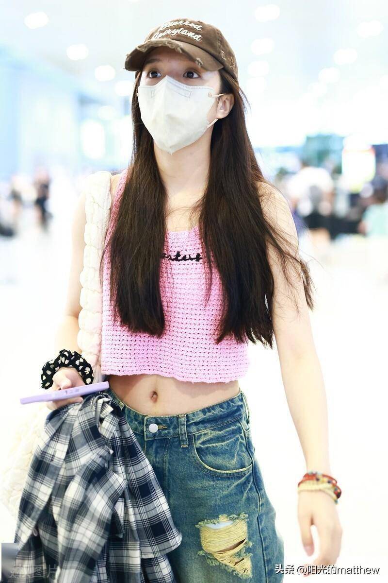 苏晓彤现身上海机场,身穿露脐粉色无袖线衫青春活力