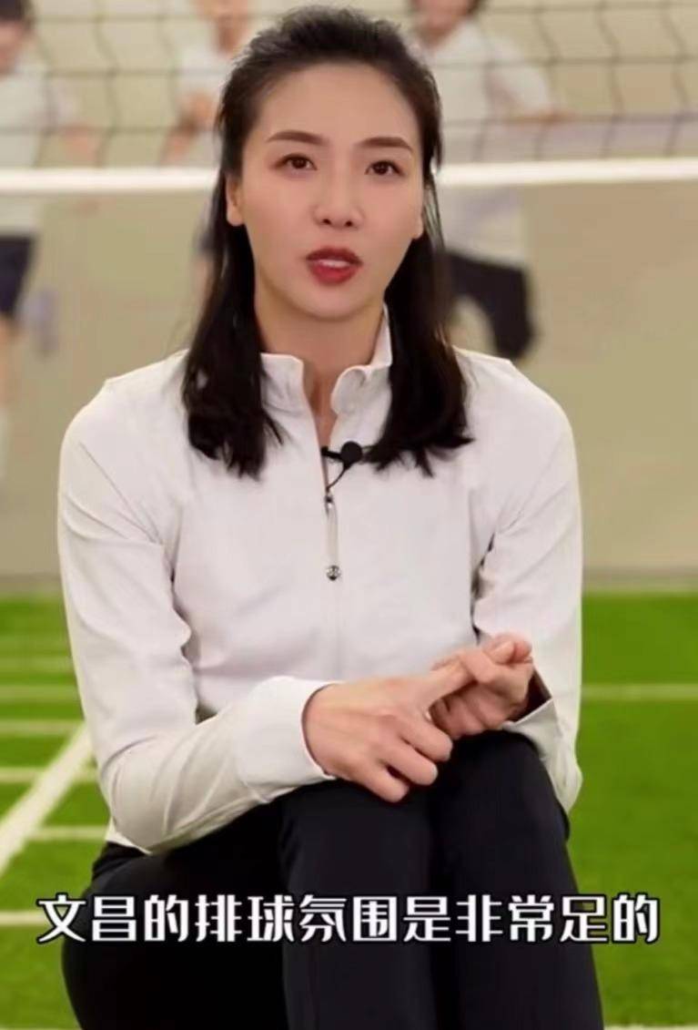 看到他们在街头打排球现场氛围非常火爆"惠若琪则对草根选手的技术赞