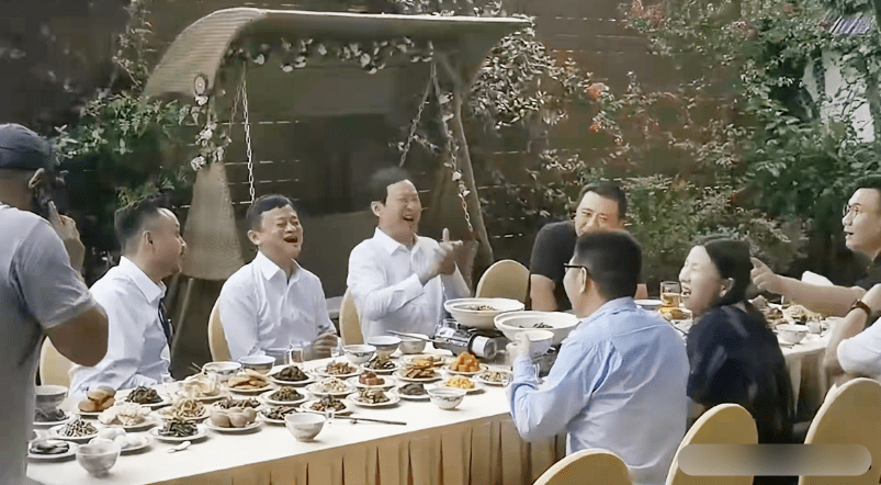 近日,有不少网友们晒出一段视频画面,原来是马云与一众人吃饭聊天