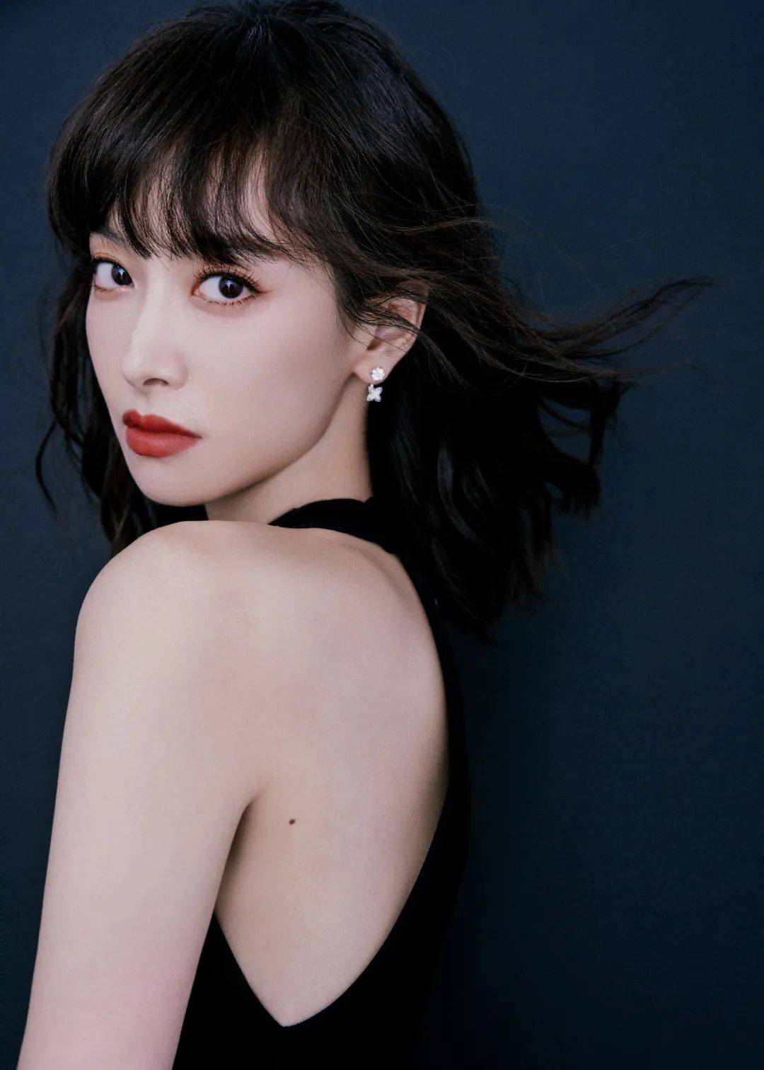 伊周星潮流|这是36岁的宋茜,你敢信?_连衣裙_白色_hold