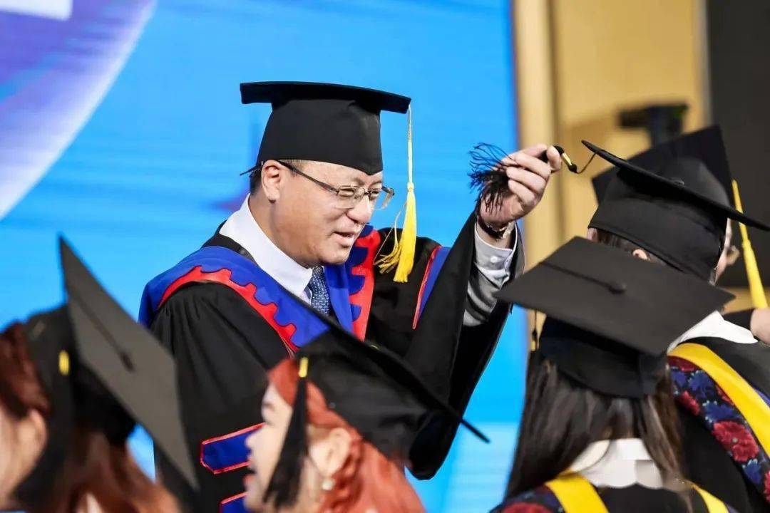 emba2021级1班李虹和2班林慧同学举行了简朴而极具纪念价值的毕业仪式