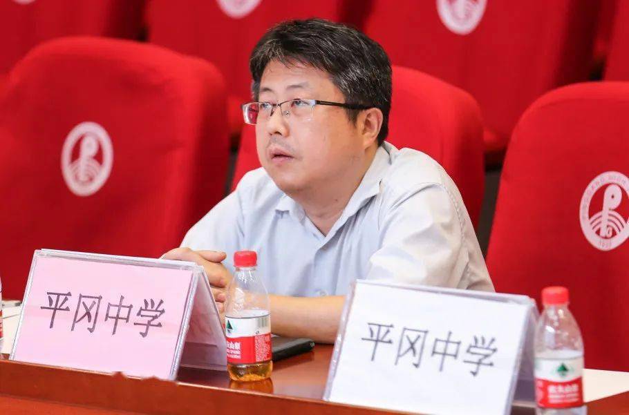 由陈旭东副校长,栗晓郁科组长,邓婵级长,高二政治备课组长曾彩红老师