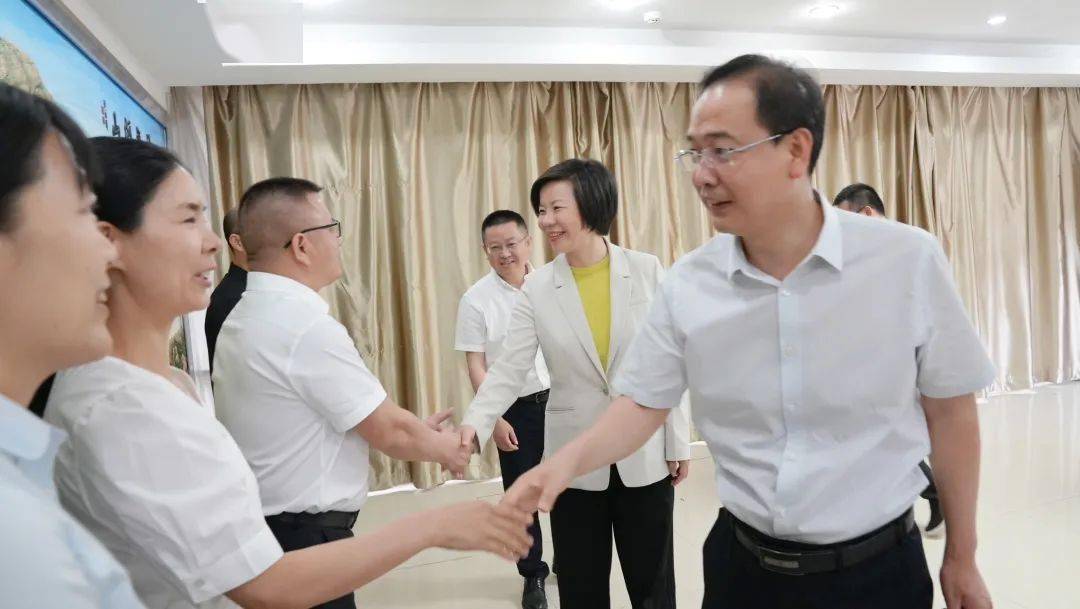 6月17日至18日,黄慧率县党政代表团赴新疆阿克苏拜城县考察,先后实地