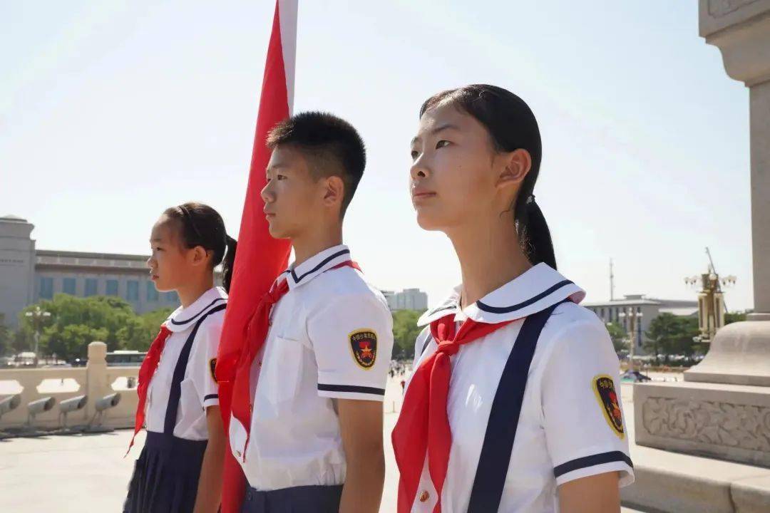 中教实验学校队员们站立首都少年先锋岗长子营学校队员们站立首都少年