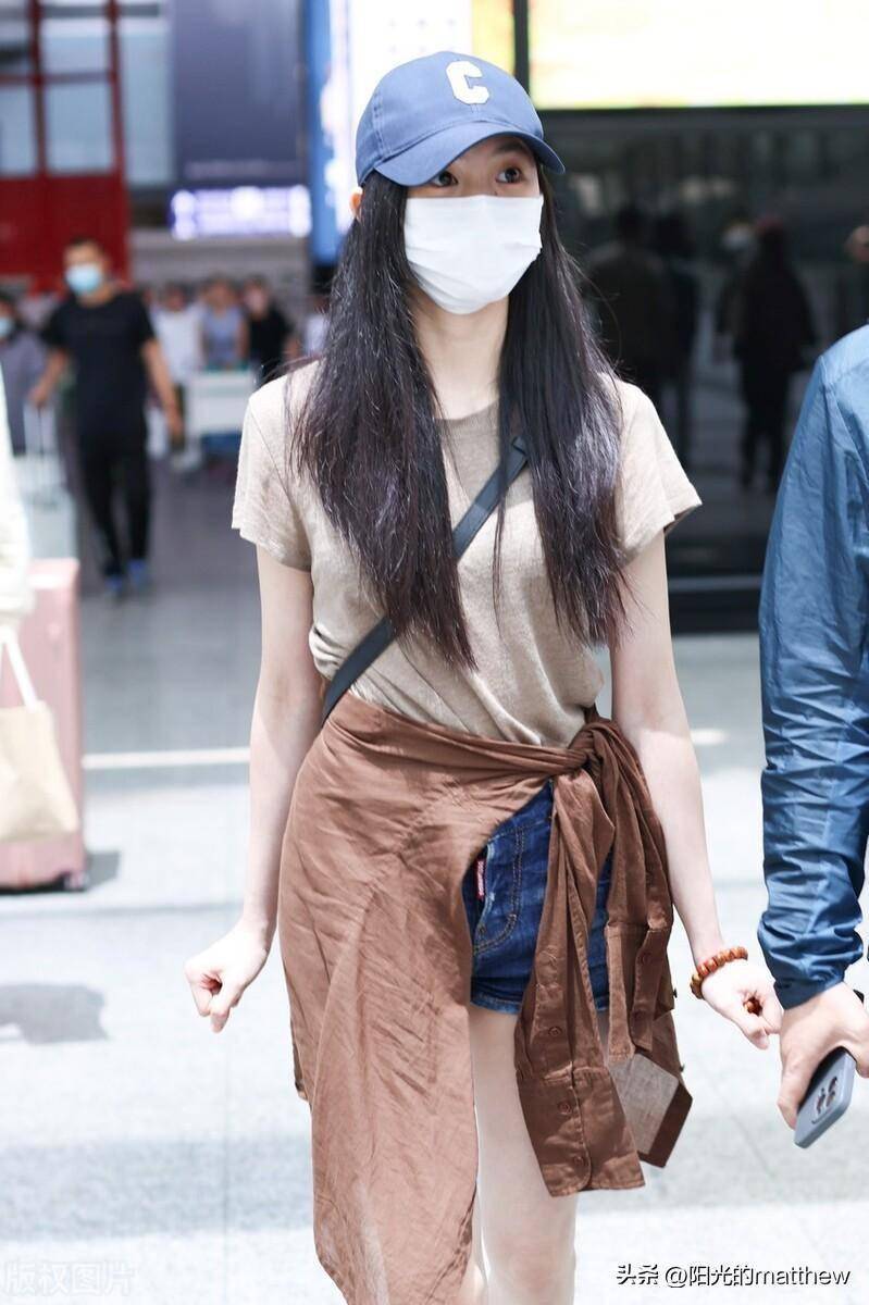 刘浩存现身北京机场,戴棒球帽长发披肩低调缓行