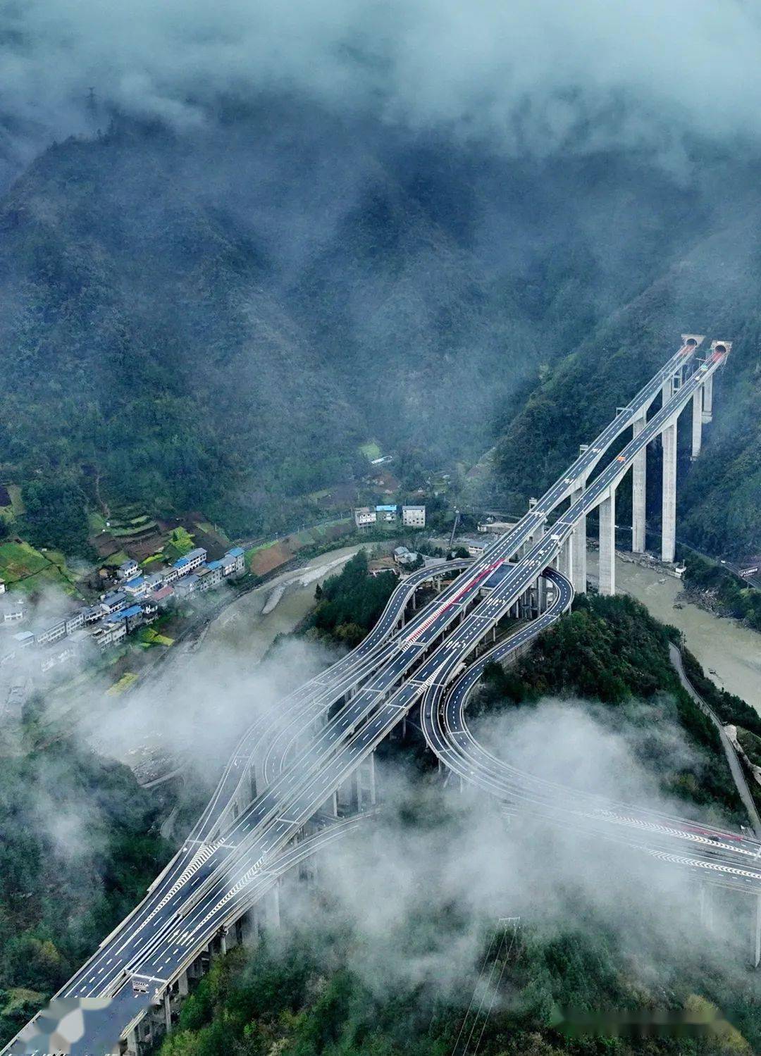 云端上的高速公路图片