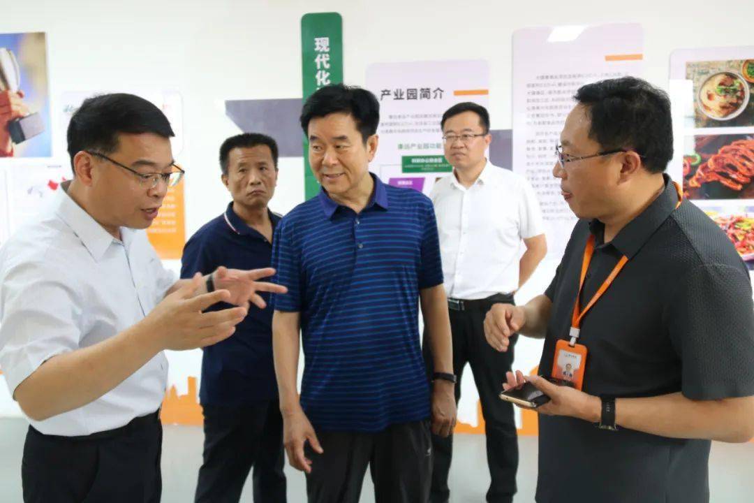 活动中,邱县县委书记闫龙虎,教育体育局党组书记李彦斌会见了调研组