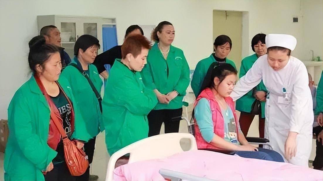 家属陪护?护工陪护?这道选择题并不简单_进行_病房_住院病人