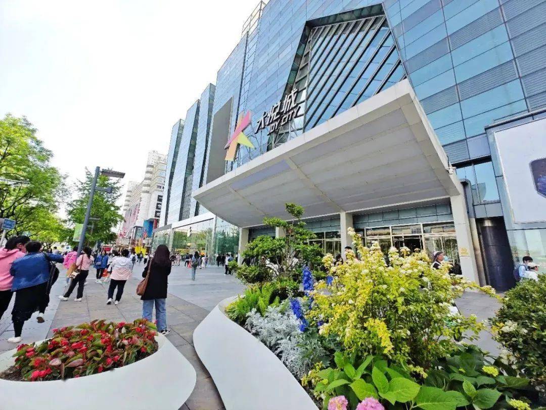 汉光百货董事长王小雨介绍,今年前四个月,店内迎来超200万客流,全渠道