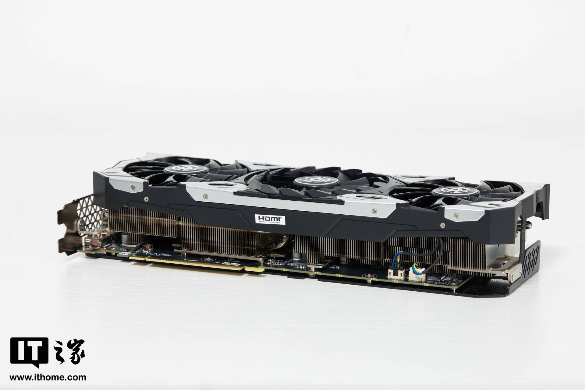 IT之家开箱】索泰RTX 4060 天启OC 图赏：旗舰级五热管三风扇散热