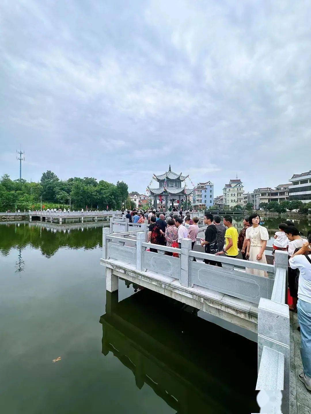 6月27日,天台县白鹤镇塘下褚村路塘"九曲桥,一路青云亭"竣工典礼隆重