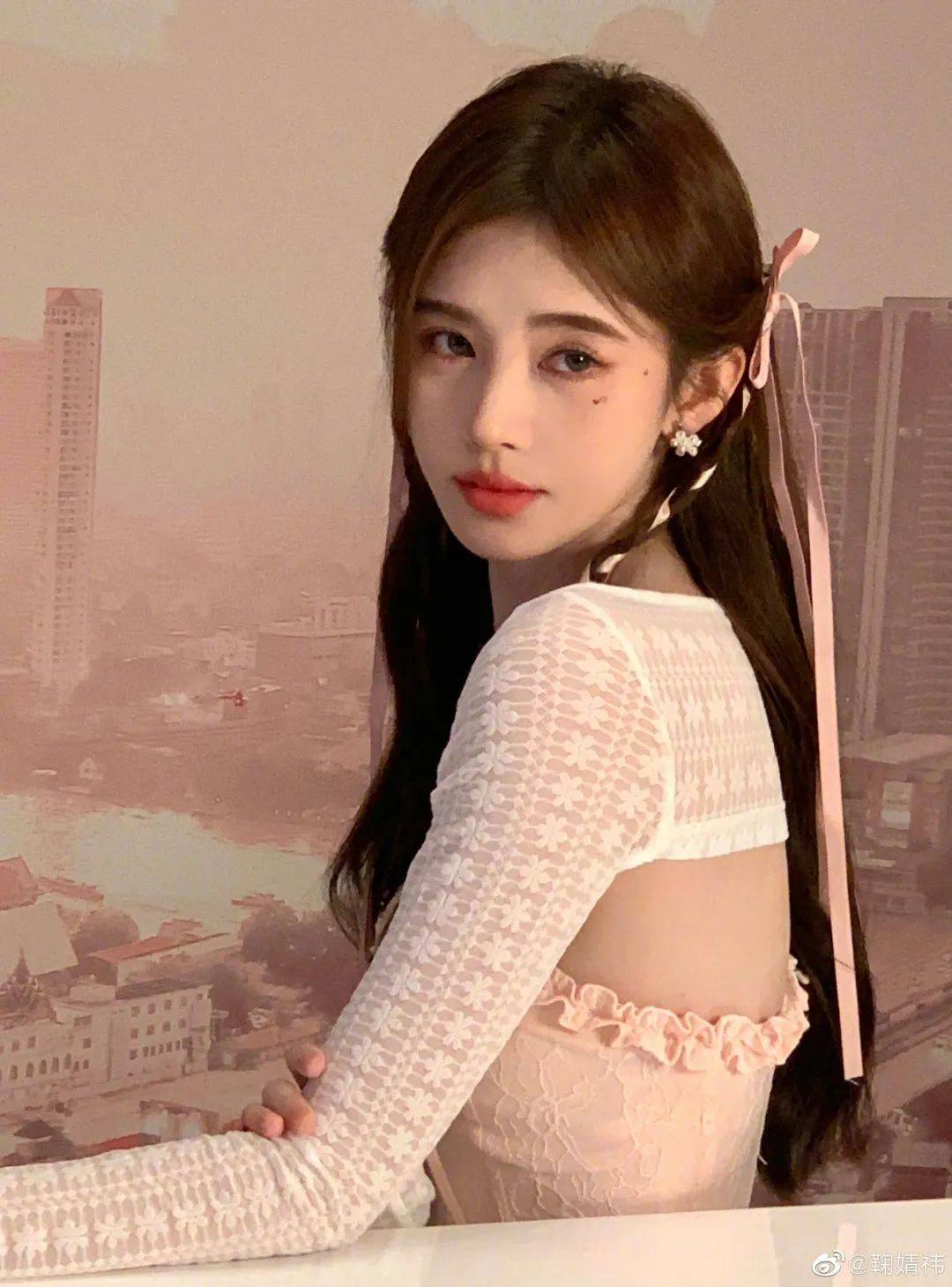 丝带美学算是被鞠婧祎玩明白了,氛围感拿捏死死的.