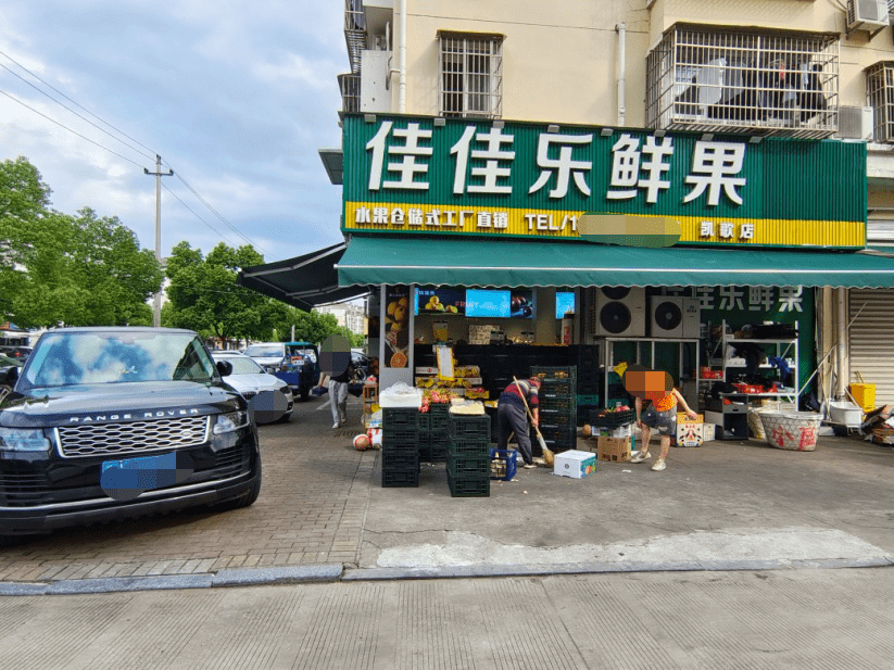 2店名:佳佳乐鲜果地址:凯歌路40号理由:超门窗经营,杂物堆放,机动车违