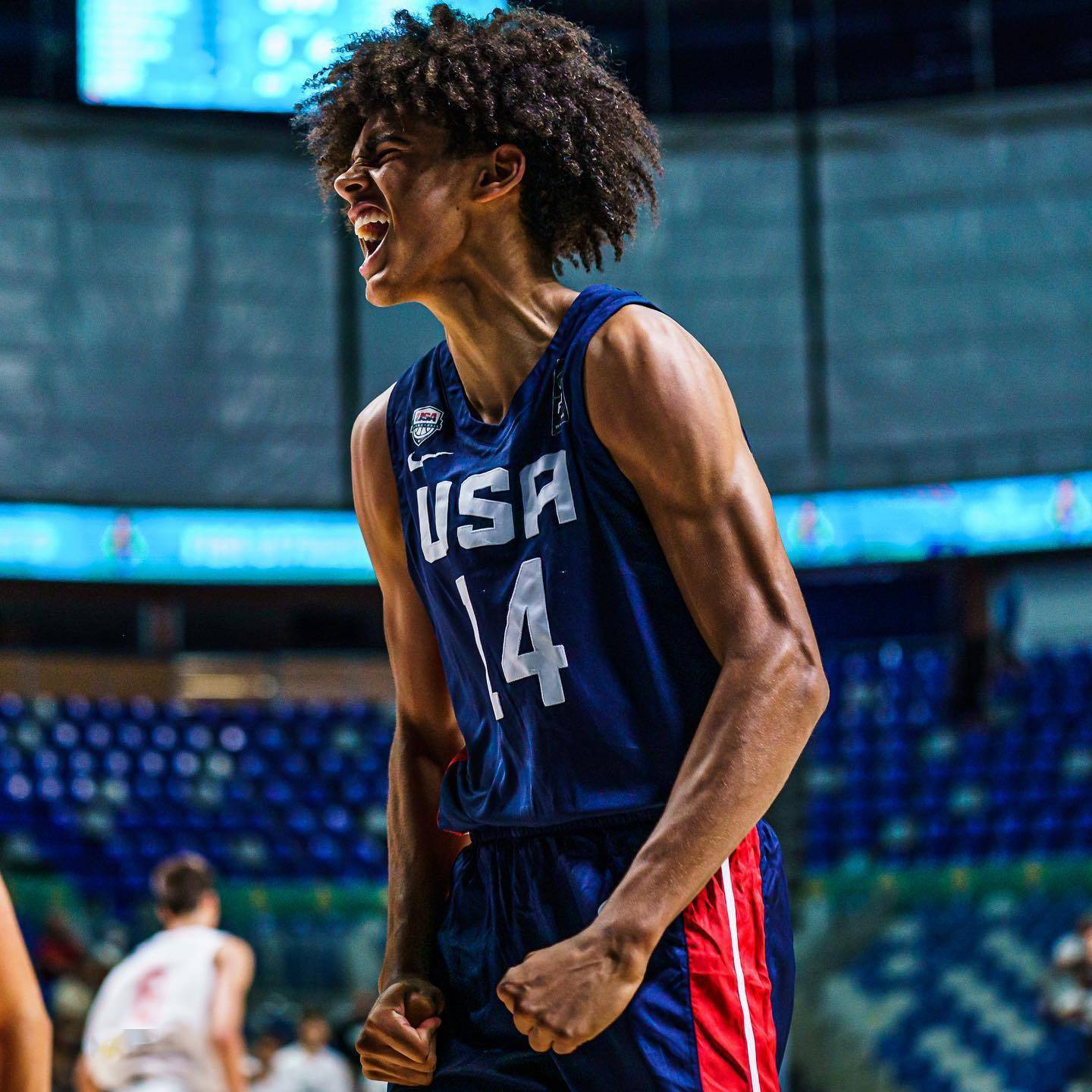 淡厚然昨日扣篮的背景板 是美国帅哥篮球代表 五星高中生asa_newell