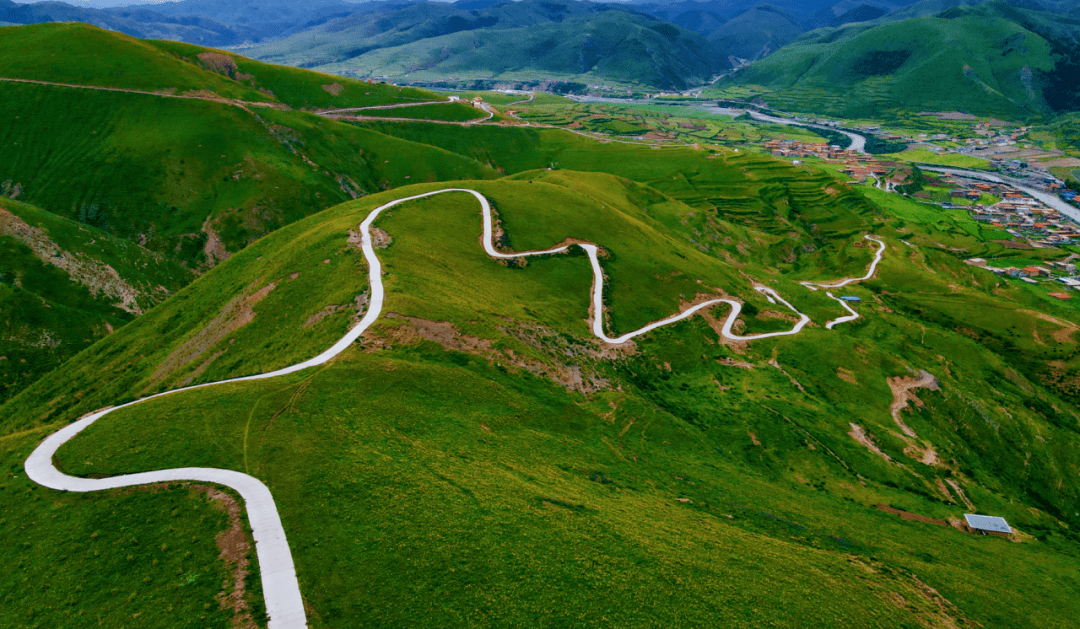 壤塘:"四好农村路"沿途是风景 前头是致富