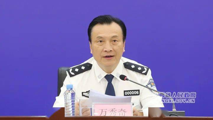 下面,先请万秀奇先生作介绍.