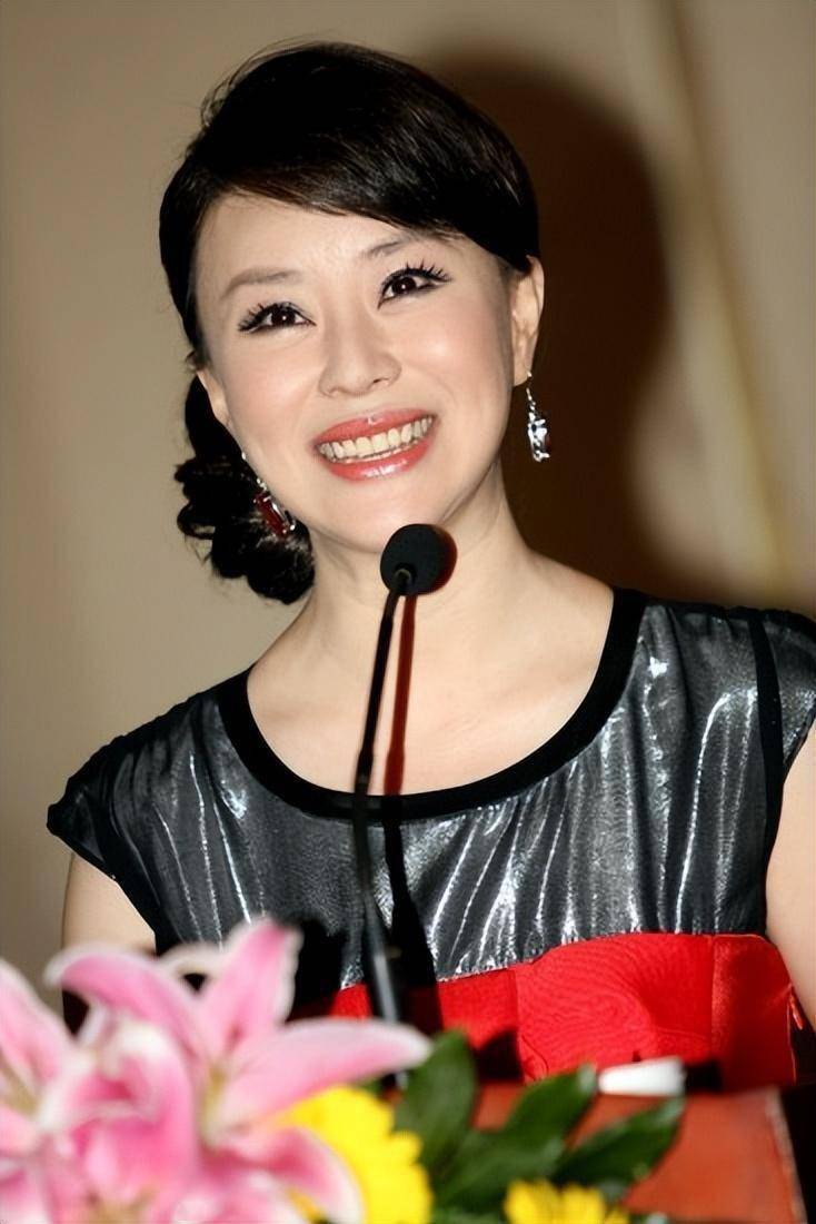 她被称为民歌女王,9登春晚,嫁大37岁上司,如今47岁仍孑然一身_祖海