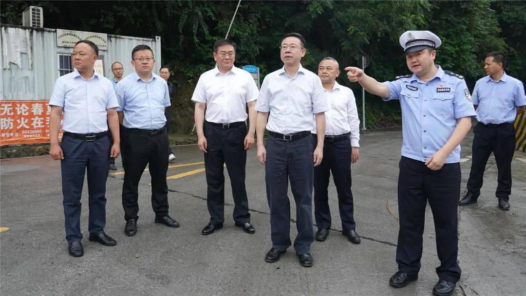 区政府副区长代建红,区政府副区长,区公安分局局长刘伦波参加.