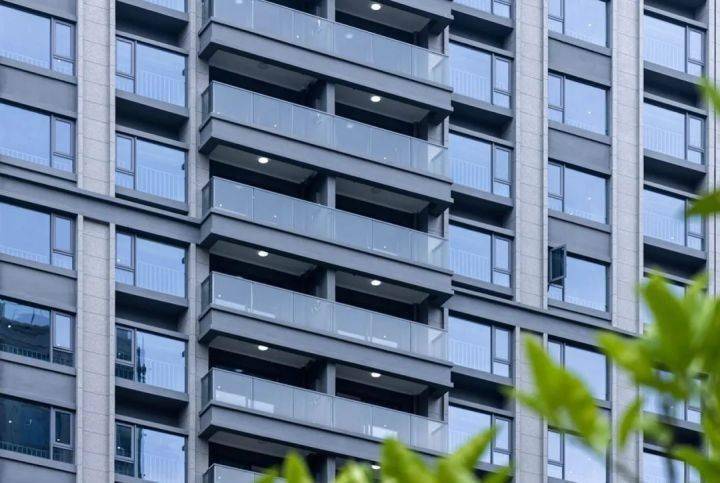 立面采用浅灰色墙体搭配大面积灰蓝色low-e玻璃,外观干净典雅,在区域