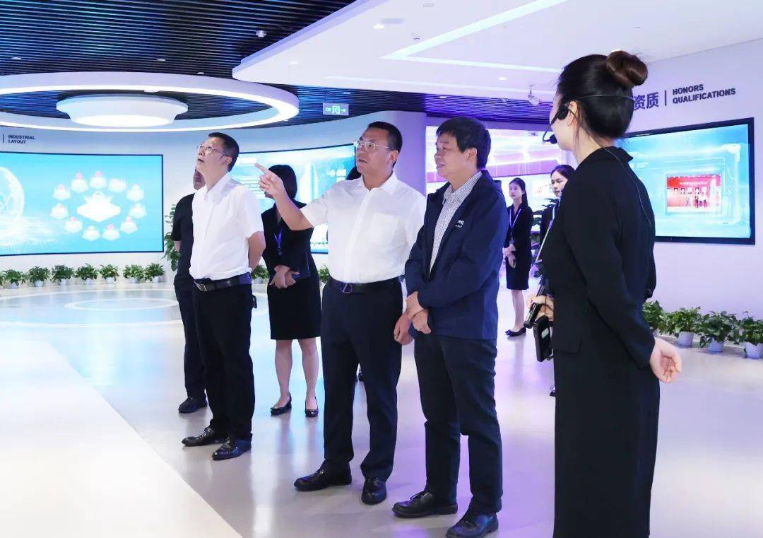 四川省经信厅总经济师袁冰莅临通威考察交流_发展_产业_能源