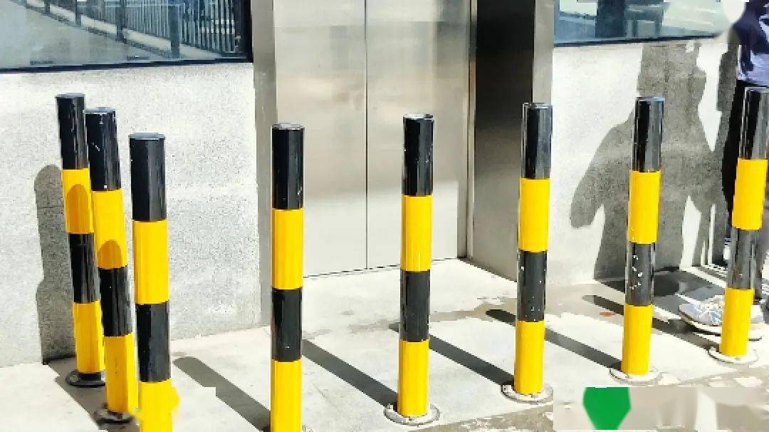 市区金凤桃园天桥电梯口为何立柱围护?_市民_电动车_机动车
