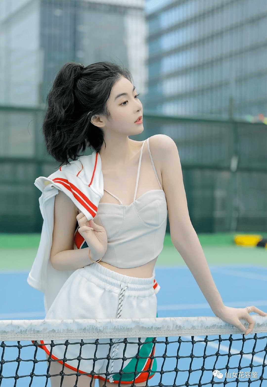 人像摄影:放学一起打网球吗?_运动_网球场_少女