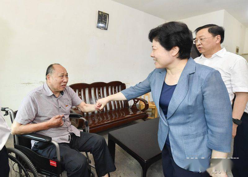 "七一"前夕,吴桂英周海兵谭勇文树勋陈刚等走访慰问老