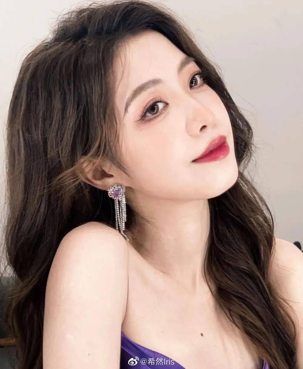 uzi的vn是s13夏季赛全球赛场首次选用;选手亲嘴女