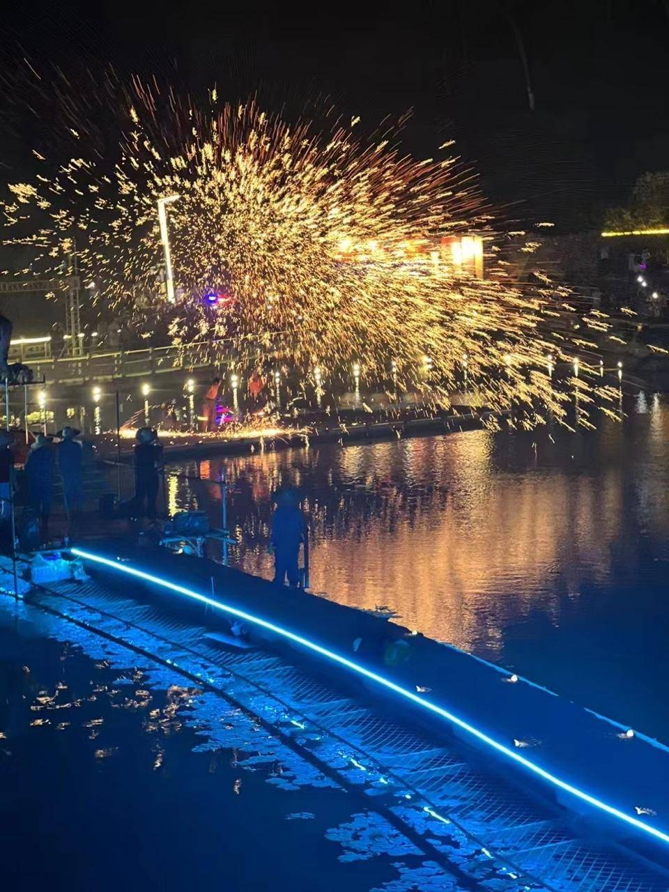 红叶柿岩巅峰之夜,这是淄博文旅人对党的浪漫告白_经济_乡村_无人机