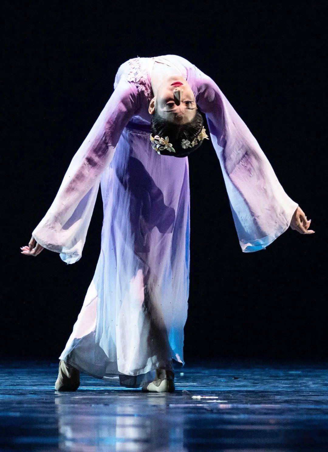 2023年,她带着独舞作品《易安醉》(编导胡岩)入围第十三届中国舞蹈"