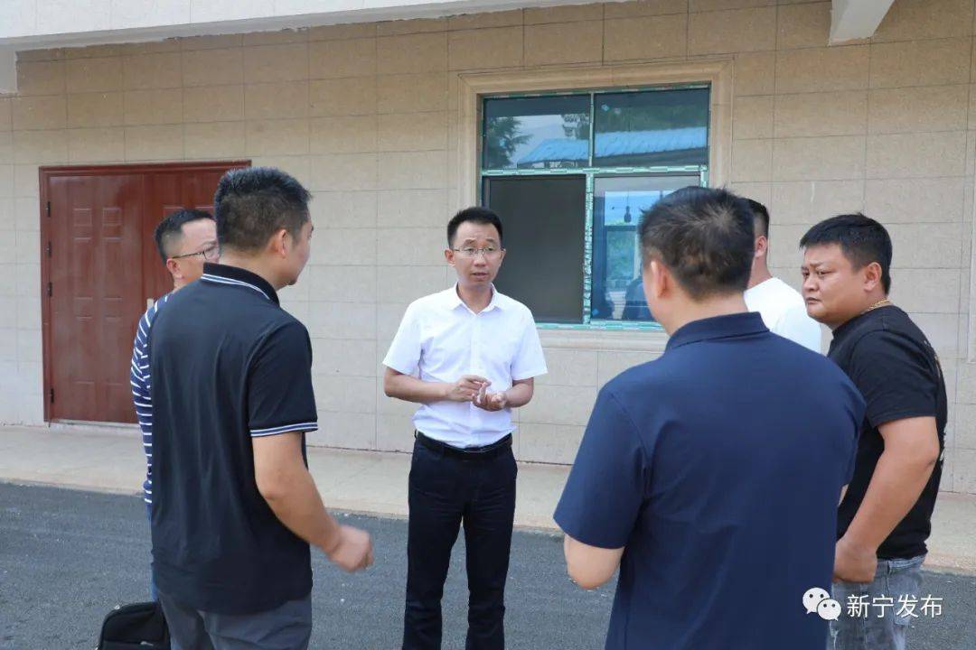 7月1日,县委副书记,县长彭洪兵到回龙寺镇检查指导安全生产,烤烟生产