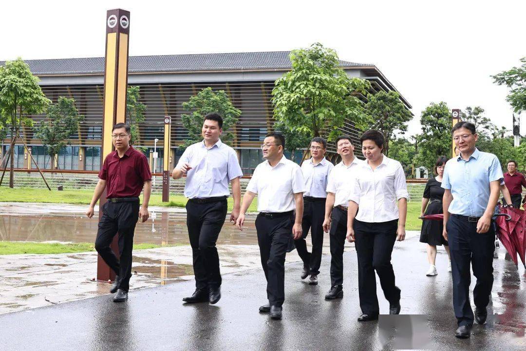 7月3日,南海区委书记顾耀辉带队到南海实验学校开展教育工作调研,详细