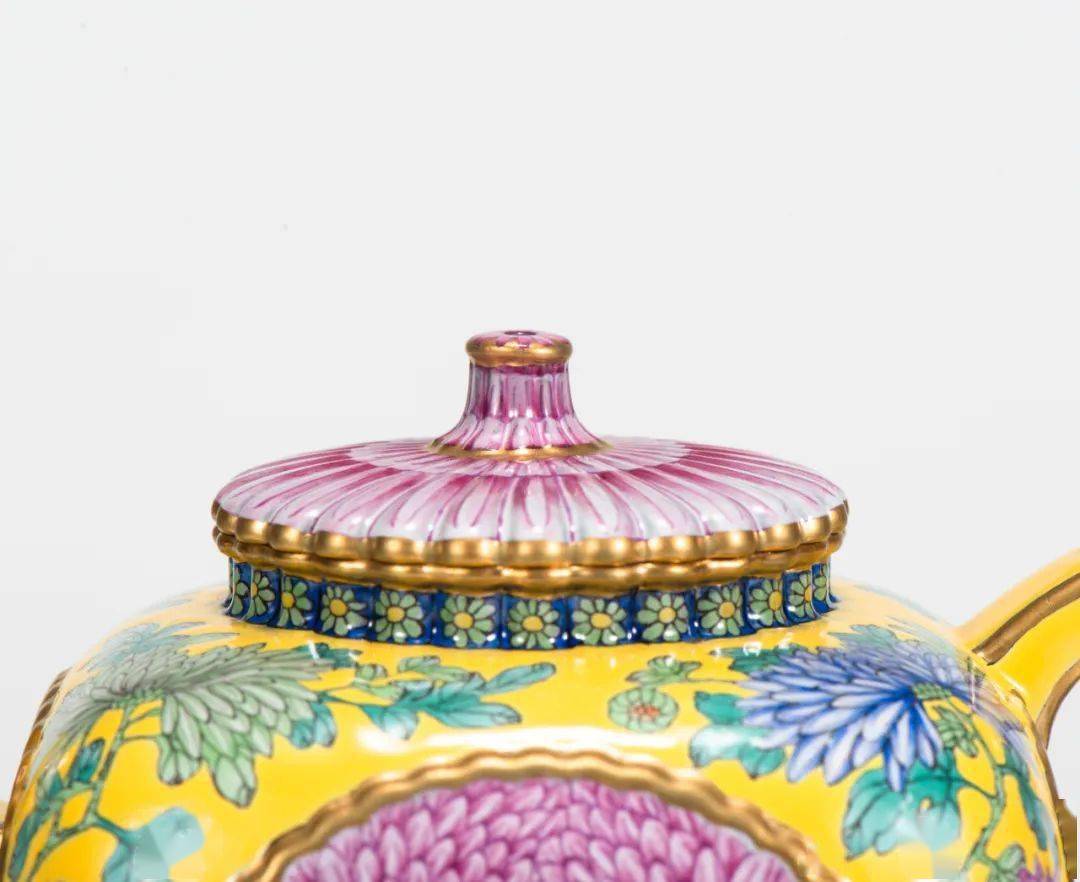 紫韵天成 · 2023春拍 | 许冠新 · 采菊东篱_紫砂_艺术_香港