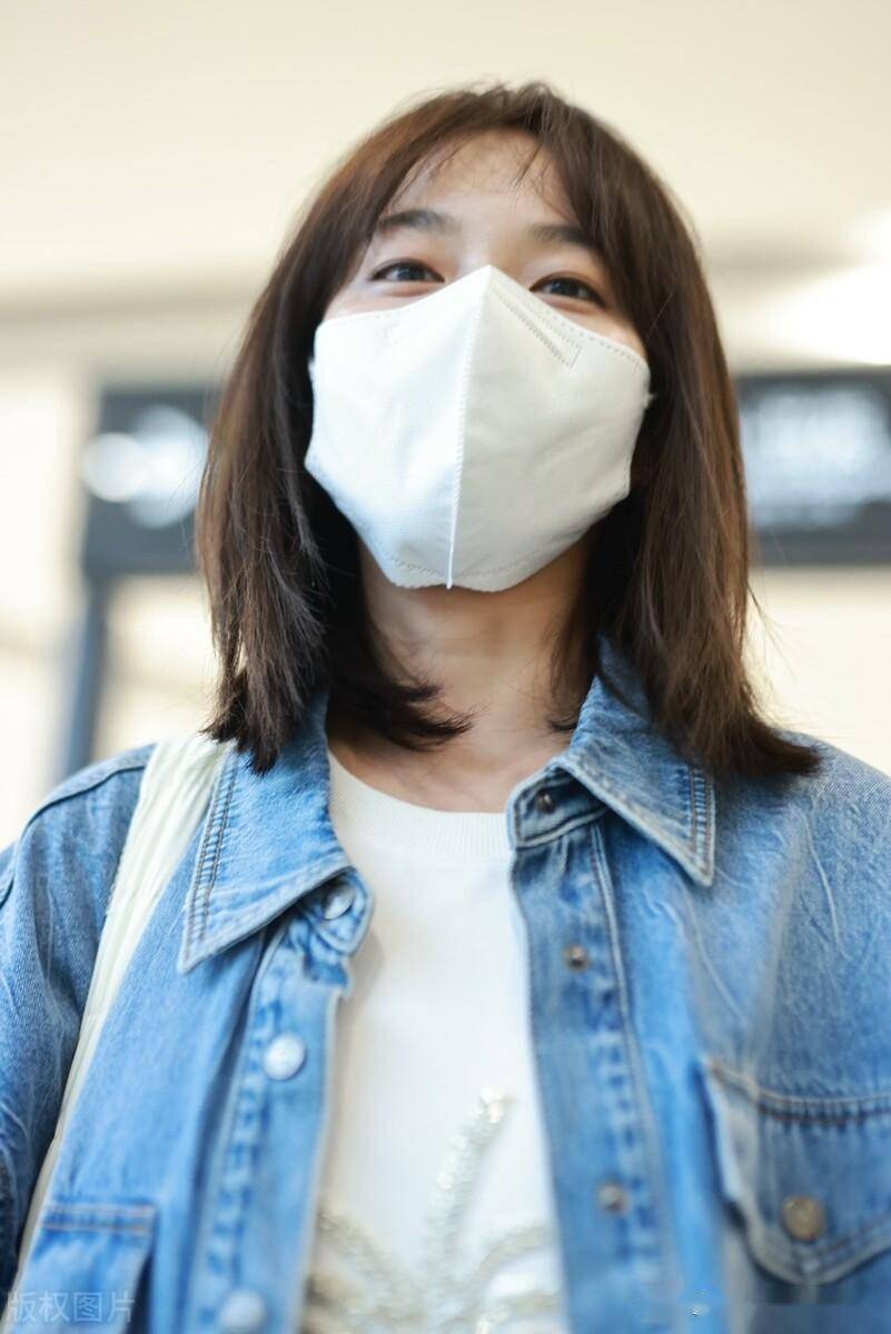 张佳宁身穿牛仔外套 牛仔裤简约随性