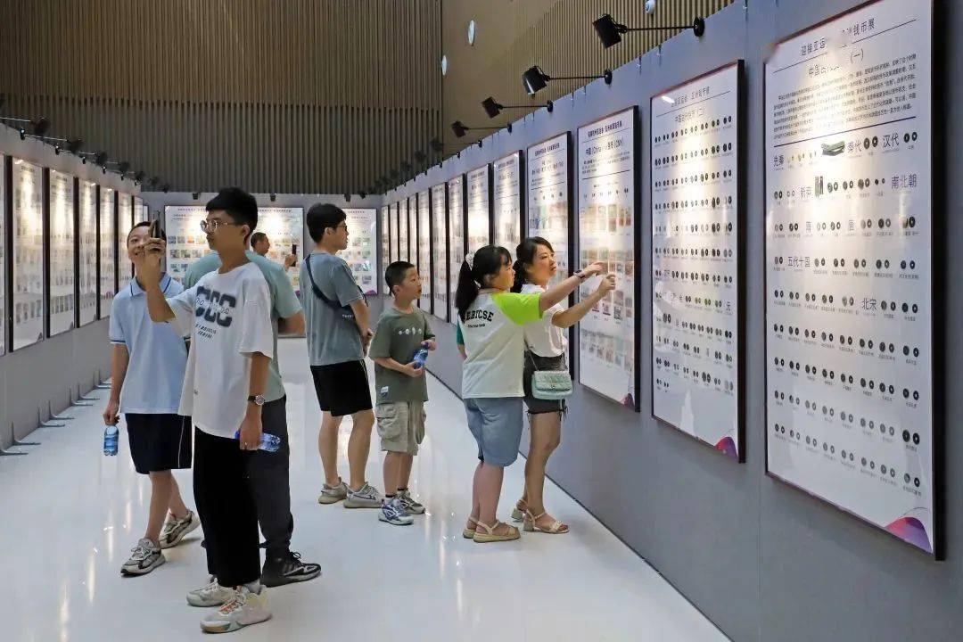 眼下正值暑假,金华市城市展览馆里有不少家长带着孩子前来参观.