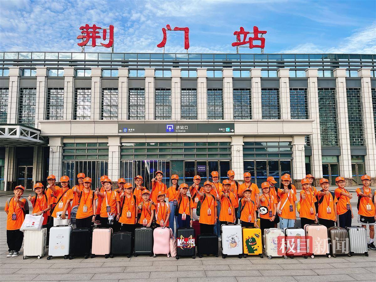 7月4日21時40分,200餘名荊門市海慧中學等多所學校師生在荊門車站搭乘