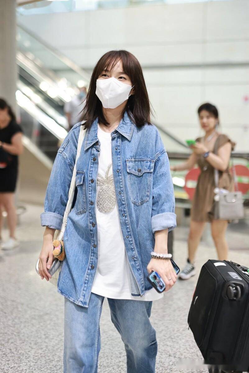 张佳宁身穿牛仔外套 牛仔裤简约随性