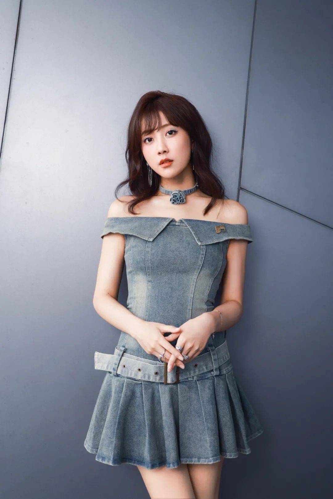 李艺彤迎接炎炎夏日的美衣,必须带来100%的清凉感!