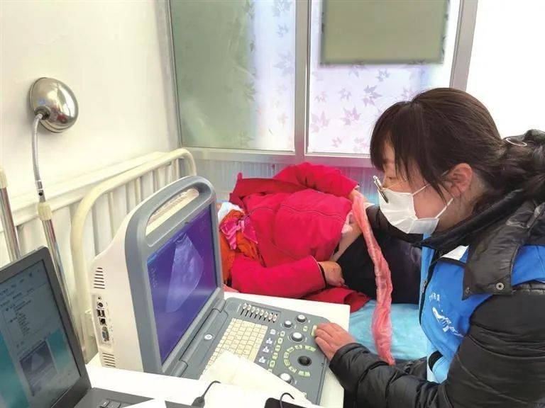 兰州市一院对口帮扶队员在为患者进行超声诊断.