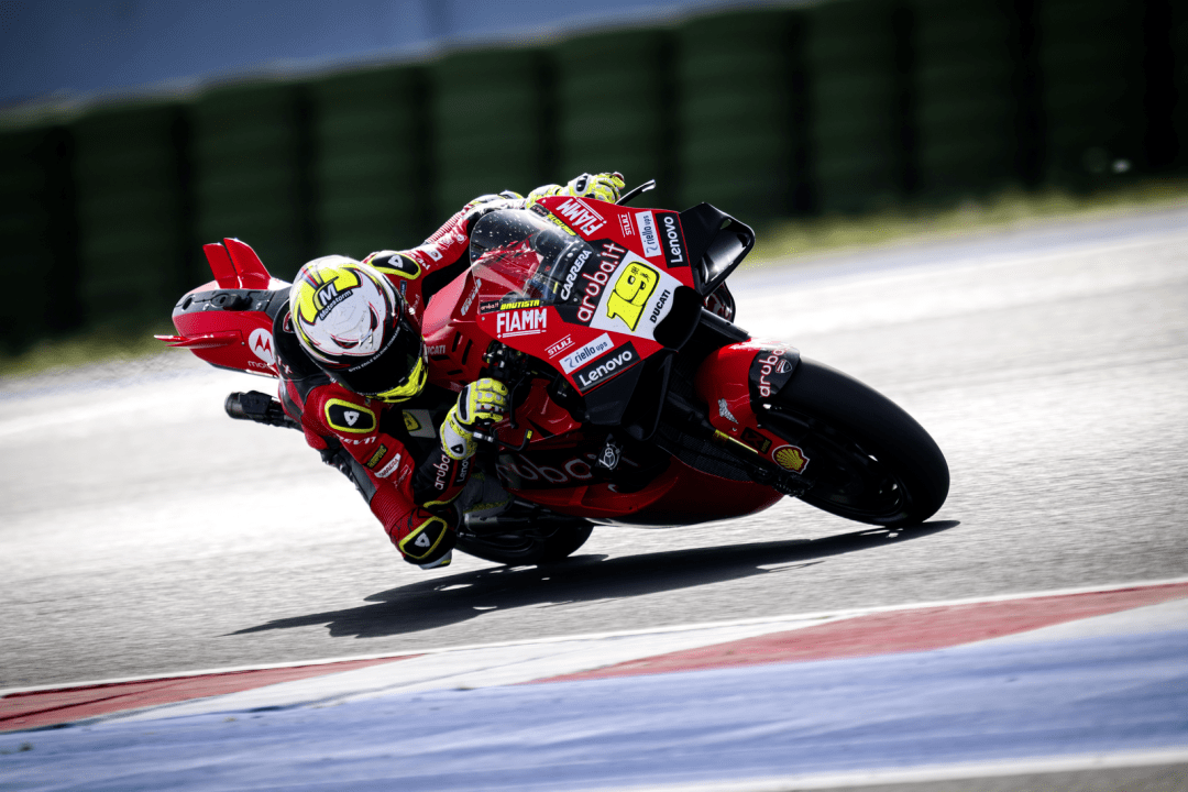 捌弟试驾杜卡迪 desmosedici gp 赛车_motogp_圈速_worldsbk