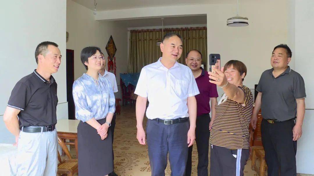 7月4日,谷城县委书记黄克立到冷集,石花,城关等乡镇,走访慰问第六届"