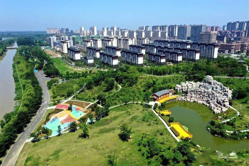 7月5日,在沭阳县南部新城的南山公园郁郁葱葱,景色宜人,是附近居民